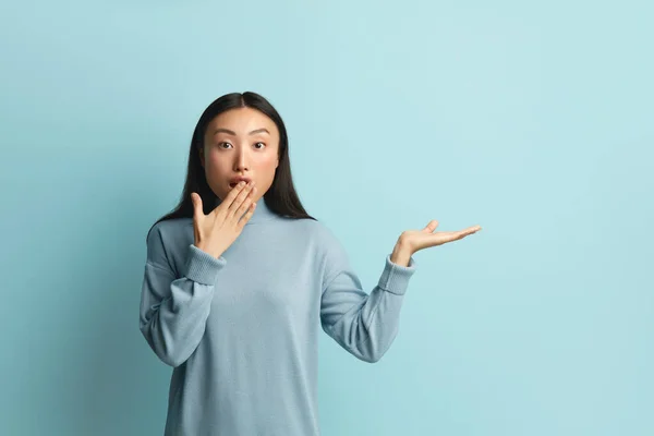 Überraschte Frau Zeigt Handfläche Weg Asiatisches Mädchen Das Lässige Kleidung — Stockfoto