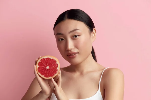 Gyönyörű Pózol Grapefruittal Pozitív Ragyogó Arcképpel Lány Modell Természetes Smink — Stock Fotó