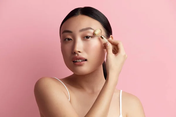 Masaż Twarzy Zmysłowa Azjatka Wykorzystująca Jade Facial Roller Pielęgnacji Skóry — Zdjęcie stockowe