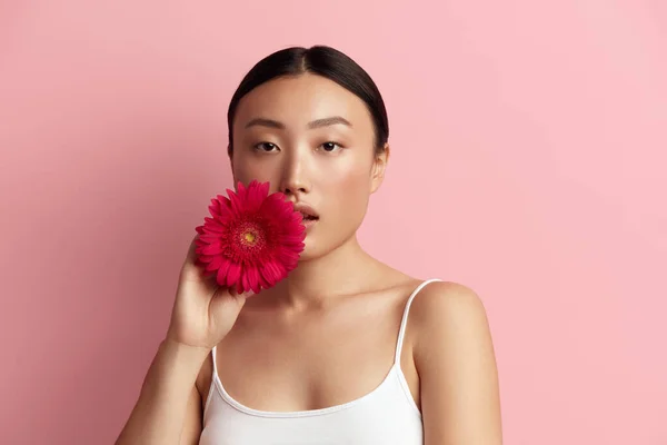Cuidado Piel Mujer Posando Con Flor Roja Modelo Asiático Sosteniendo —  Fotos de Stock