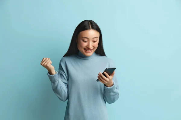 Απολαμβάνοντας Γυναίκα Κρατώντας Smartphone Απομονωμένο Asian Girl Messaging Cellphone Chatting — Φωτογραφία Αρχείου