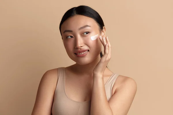 Mujer Positiva Aplicando Crema Facial Primer Plano Del Modelo Femenino —  Fotos de Stock