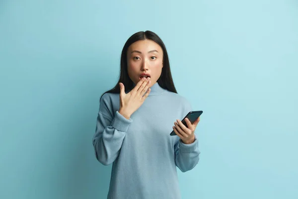 Shocked Woman Holding Smartphone Portrait Asian Astonished Teenager Girl Reading — Stok Foto