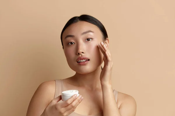 Asian Woman Applying Cream Dalam Bahasa Inggris Closeup Female Model — Stok Foto