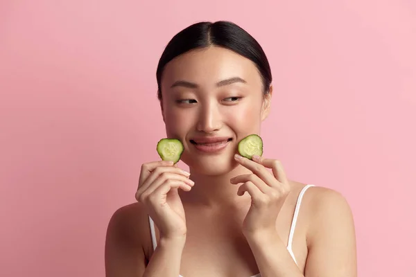 Mujer Asiática Sosteniendo Pepino Retrato Beautiful Girl Hold Slice Cucumber — Foto de Stock