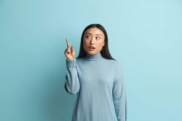 Glückliche Frau Zeigt Auf Die Seite Amüsiertes Asiatisches Mädchen Zeigt — Stockfoto