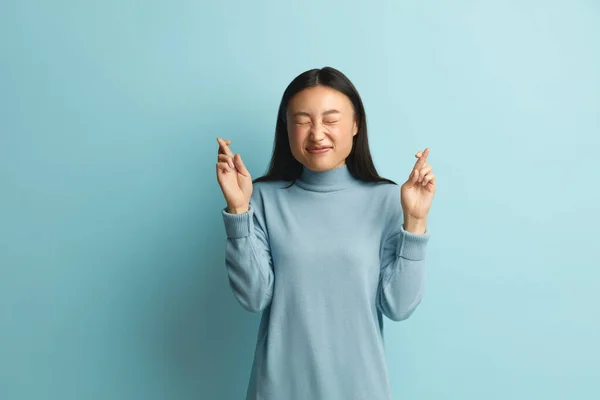 Asiatin Drückte Die Finger Zusammen Porträt Einer Hoffnungsvollen Freudvollen Frau — Stockfoto