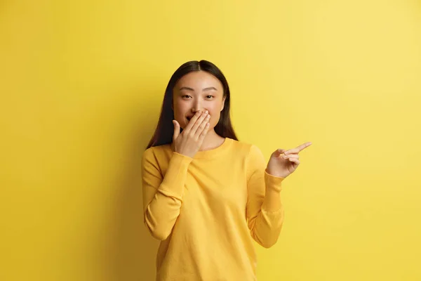 Smějící Žena Ukazující Aside Pobavená Mladá Dívka Ukazuje Prstem Pryč — Stock fotografie
