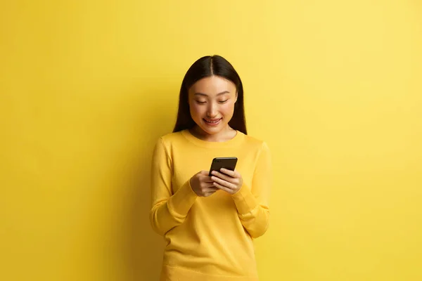 Ευτυχισμένη Γυναίκα Που Κρατάει Smartphone Απομονωμένο Asian Girl Messaging Cellphone — Φωτογραφία Αρχείου