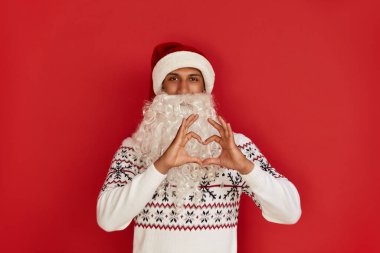 Noel Baba, Kalp Şeklini Gösteriyor. Olumlu Çok Irklı Adam Kalp Şeklinde Elele tutuşuyor Romantik Hareketler Gösteriyor, Aşk İtirafı, Sevgililer Günü Kutlaması. Kırmızı Arkaplan 