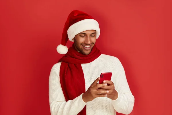 Šťastný Muž Chytrým Telefonem Multiracial Guy Santa Klobouk Usmívání Při — Stock fotografie