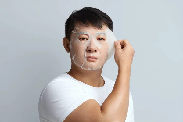 Asijská Maska Portrét Chlapa Který Odstraňuje Masku Zdravé Čerstvé Kůže — Stock fotografie