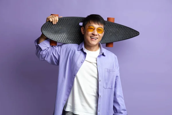 Uomo Sorridente Che Tiene Skateboard Asiatico Ragazzo Holding Longboard Spalla — Foto Stock