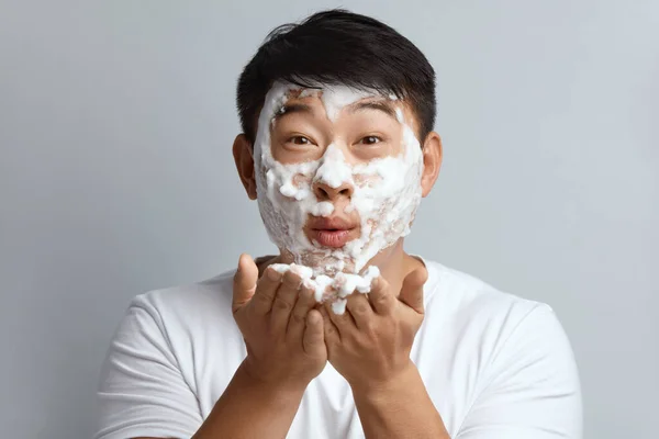 Man Face Skin Care Asijské Mužské Čištění Pleti Pěnou Mýdlo — Stock fotografie