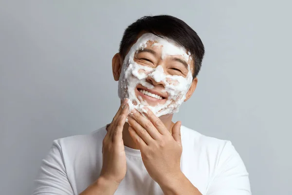 Tváří Tvář Asijský Model Čištění Obličeje Bílou Pěnou Během Lázeňské — Stock fotografie