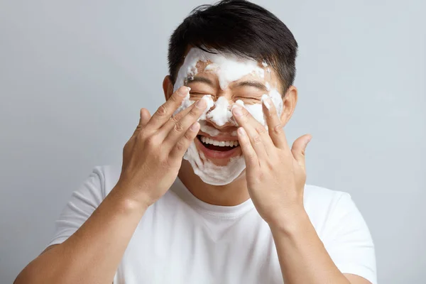 Man Face Skin Care Asijské Mužské Čištění Pleti Pěnou Mýdlo — Stock fotografie