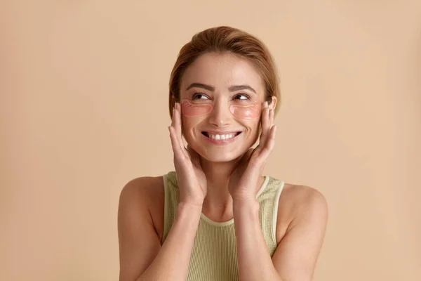Belleza Piel Primer Plano Mujer Caucásica Con Maquillaje Natural Piel —  Fotos de Stock