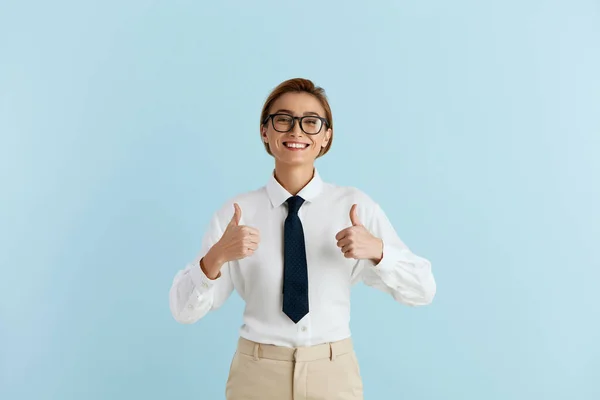 Χαμογελαστή Επιχειρηματίας Που Δείχνει Μεγάλα Δάχτυλα Απομονωμένα Happy Girl Looking — Φωτογραφία Αρχείου