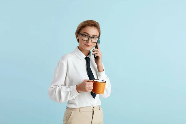 Obchodnice Kávou Portrét Friendly Young Woman Glasses Talking Mobile Drink — Stock fotografie