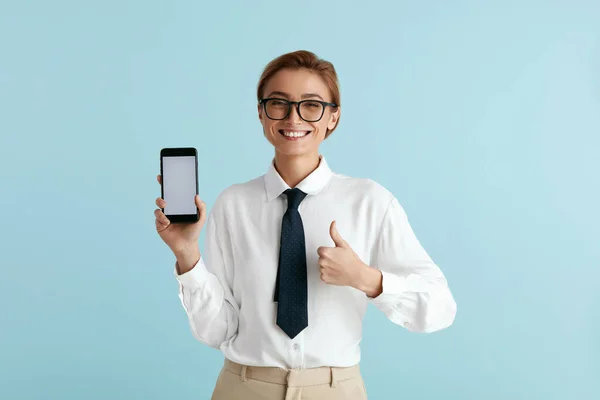 Glückliche Geschäftsfrau Zeigt Smartphone Kaukasische Lady Die Lächelt Während Sie — Stockfoto