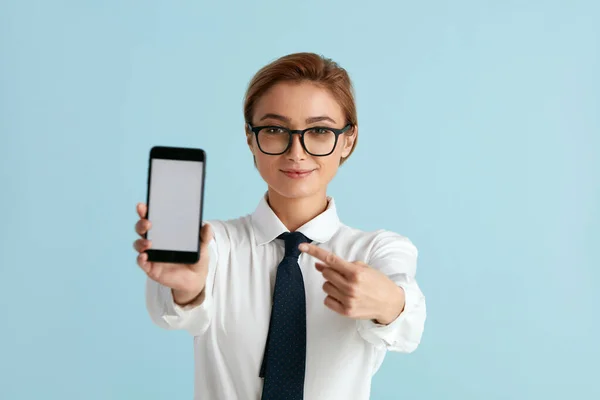 Happy Businesswoman Showing Smartphone Caucasian Lady Smiling While Showing Cellphone — Stock Photo, Image