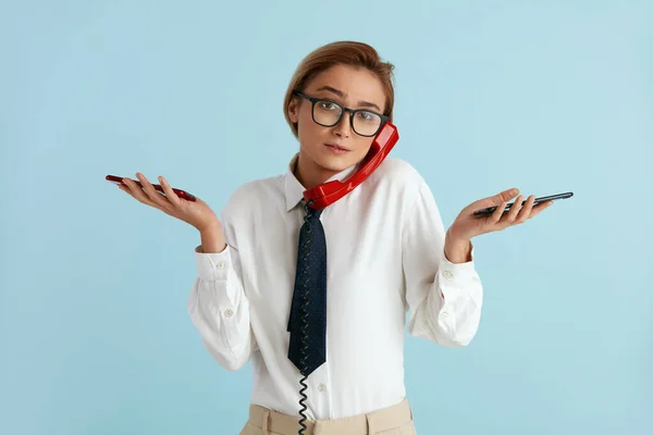 Nervous Businesswoman Atendendo Chamadas Isoladas Mulher Caucasiana Com Muitos Telefones — Fotografia de Stock