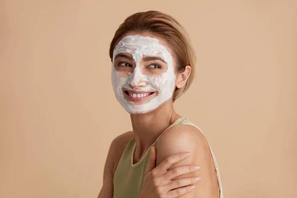 Face Skin Care Wanita Kaukasia Membersihkan Kulit Wajah Dengan Sabun — Stok Foto