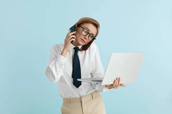 Businesswoman Ocupado Respondendo Chamadas Isoladas Mulher Caucasiana Com Muitos Telefones — Fotografia de Stock