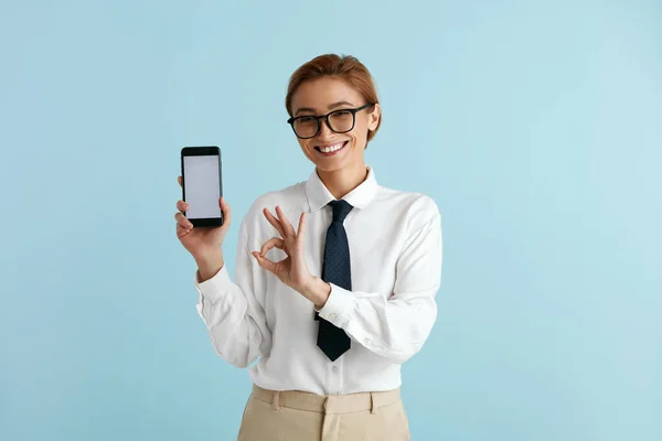 Szczęśliwa Bizneswoman Showing Smartphone Biała Dama Uśmiechnięta Podczas Wyświetlania Telefonu — Zdjęcie stockowe