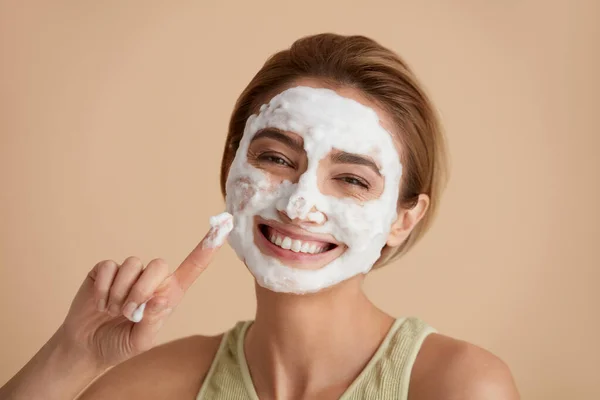 Yüz Bakımı Yüzünde Köpük Sabunu Olan Mutlu Beyaz Kadın Pozu — Stok fotoğraf
