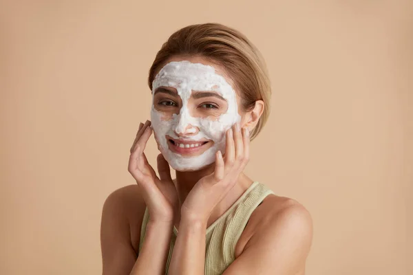 Face Skin Care Wanita Kaukasia Membersihkan Kulit Wajah Dengan Sabun — Stok Foto