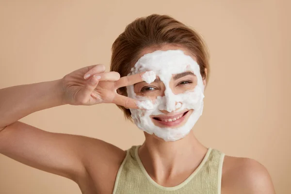 面部皮肤护理 白种人妇女用泡沫肥皂清洁面部皮肤 快乐女孩洗脸用面部清洁剂洗脸 高分辨度 — 图库照片