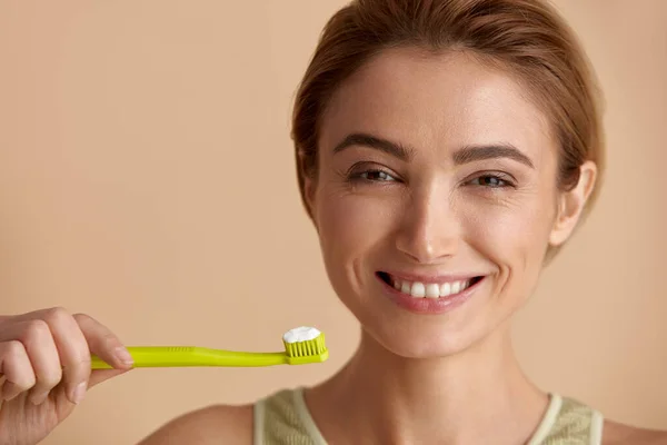 健康的白牙 特写肖像美丽的快乐微笑的女人与新鲜完美的微笑刷牙使用牙刷与牙膏 牙科保健概念 高分辨率图像 — 图库照片
