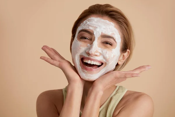 顔のスキンケア 泡石鹸で顔にポーズをとる幸せな白人女性 フェイシャルクリーンアップを適用する正の女の子のクレンジング顔 顔の皮膚の概念を掃除します 高解像度 — ストック写真