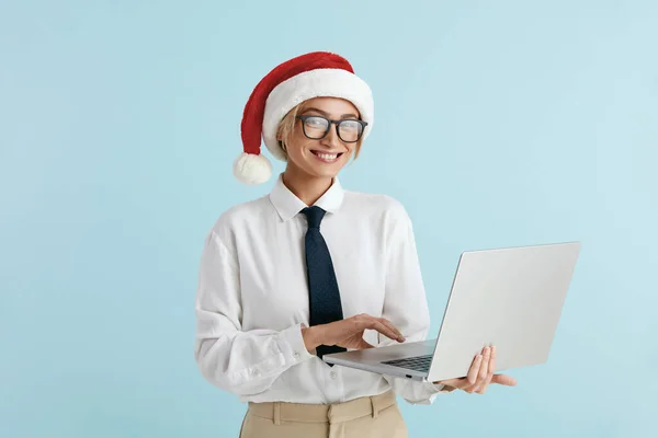 Feliz Natal Empresária Segurando Laptop Isolado Mulher Caucasiana Santa Chapéu — Fotografia de Stock