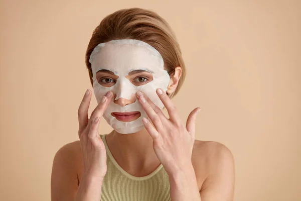 Woman Face Mask Potret Gadis Cantik Memakai Topeng Tekstil Putih — Stok Foto