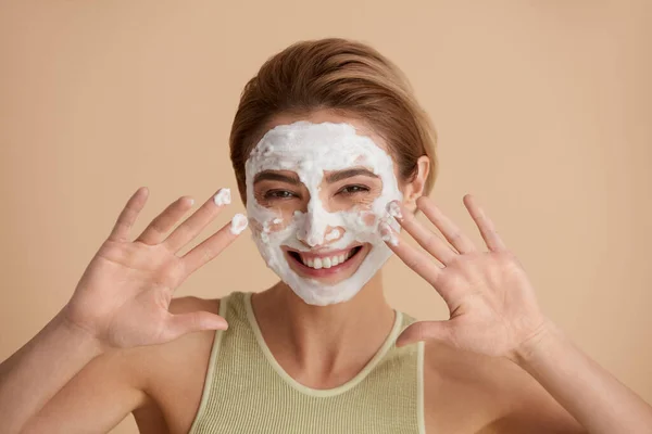 Face Skin Care Wanita Kaukasia Bahagia Posing Dengan Foam Soap — Stok Foto