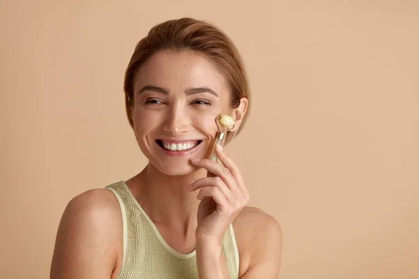 Masaje Facial Mujer Sonriente Posando Con Rodillo Facial Jade Para — Foto de Stock