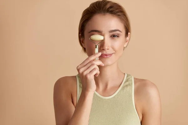 Gesichtsmassage Lächelnde Frau Mit Jade Gesichtsroller Zur Hautpflege Schönheitsbehandlung Auf — Stockfoto