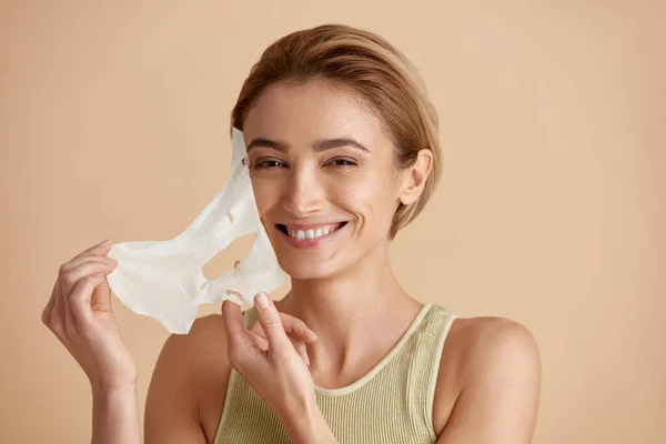 여자는 마스크를 Beautiful Girl Removing Sheet Mask Healthy Fresh Skin — 스톡 사진