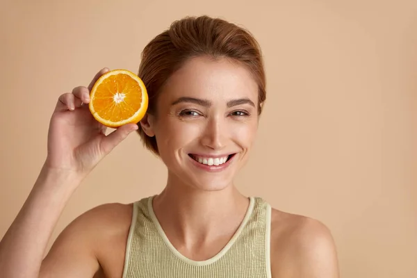 Laughing Girl Hold Slices Orange Happy Young Woman Looking Camera — Stock Photo, Image