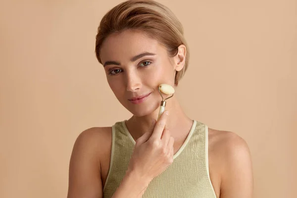 Massagem Facial Mulher Sorridente Usando Jade Facial Roller Para Cuidados — Fotografia de Stock