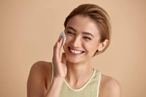 Gülen Kadın Beyaz Yastıkla Yüzünü Temizliyor Beyaz Kozmetik Pamukla Eğlenen — Stok fotoğraf