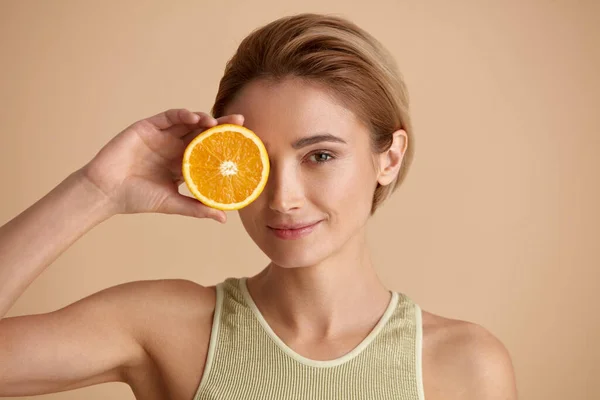 Hermosa Mujer Sonriendo Con Fruta Naranja Mujer Positiva Con Cara — Foto de Stock