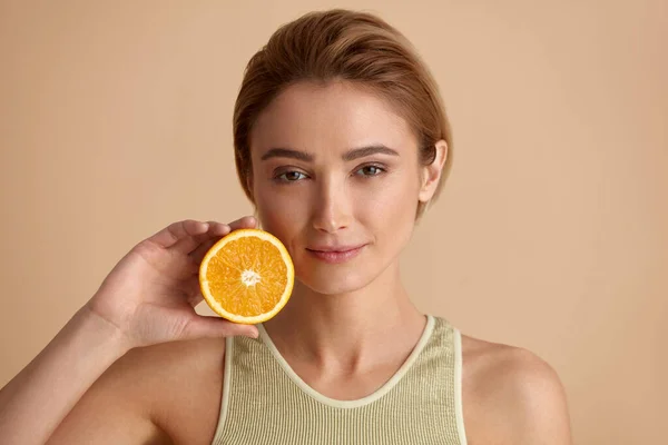 Gyönyörű Aki Narancsos Gyümölccsel Mosolyog Pozitív Ragyogó Arccal Ajánlott Vitamin — Stock Fotó