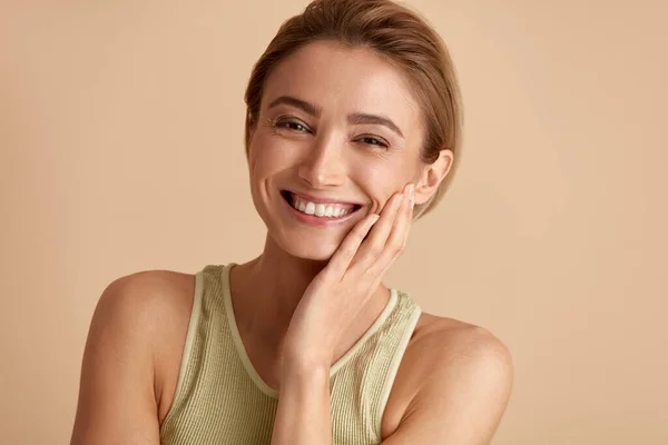 Beauty Woman Laughing Isolated Portrait Mujer Rubia Modelo Con Piel —  Fotos de Stock