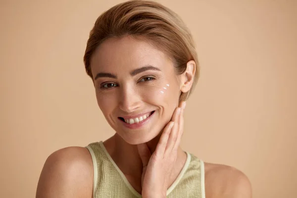 Skin Care Woman Posing Cream Cheek Closeup Beautiful Smiling Girl — Stock Photo, Image