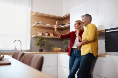 Gülen Çift Video 'dan Akıllı Telefon' a. Üst düzey eşler bilgisayarla aileleriyle görüntülü konuşma yapıyor. Teknoloji ve İnsanlar Konsepti 