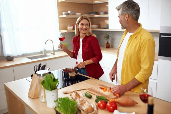 Couple Cuisiner Cuisine Homme Positif Senior Coupant Des Légumes Biologiques — Photo