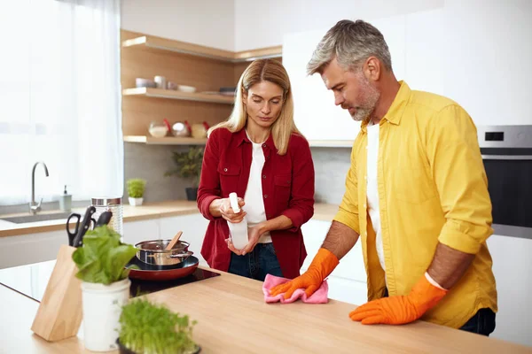 Senior Couple Cleaning Table Caring Guy His Wife Wiping Crumbs — Stock Photo, Image